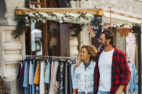 Paar Beim Einkaufen Der City Street Paar Umarmt Sich Beim — Stockfoto