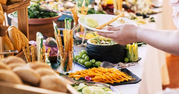 Pessoa Não Reconhecida Servindo Comida Prato Com Variedade Pães Exposição — Fotografia de Stock