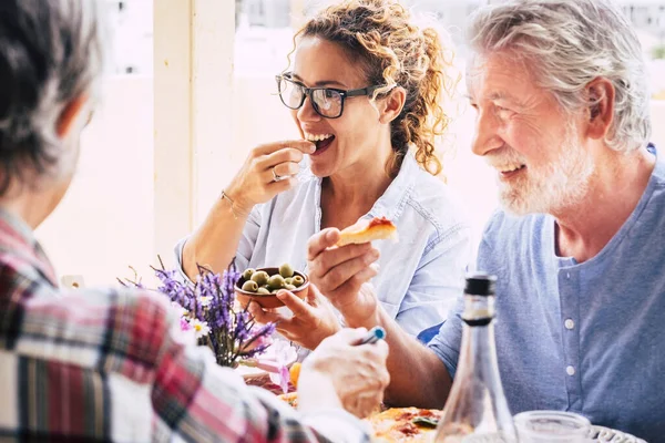 Gente Divirtiéndose Almorzando Mesa Pasar Tiempo Calidad Con Familia Amigos —  Fotos de Stock