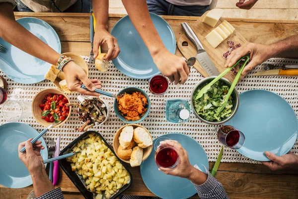 Grupo Amigos Comendo Junto Com Copo Vinho Mesa Jantar — Fotografia de Stock