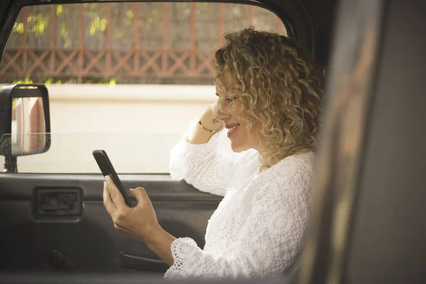 Hermosa Mujer Mensajería Texto Viendo Contenido Multimedia Utilizando Teléfono Móvil —  Fotos de Stock