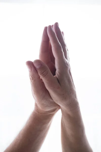 人类的手掌在白色的复制空间背景上联合在一起 做着令人惊奇的祷告 — 图库照片