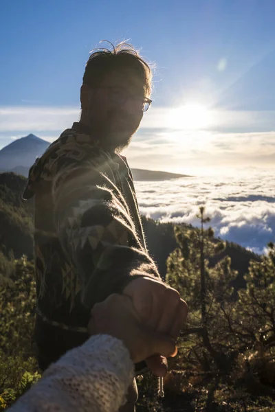 一对夫妇探险旅行者 男人的轮廓跟随着女人手牵手在山上爬山 — 图库照片