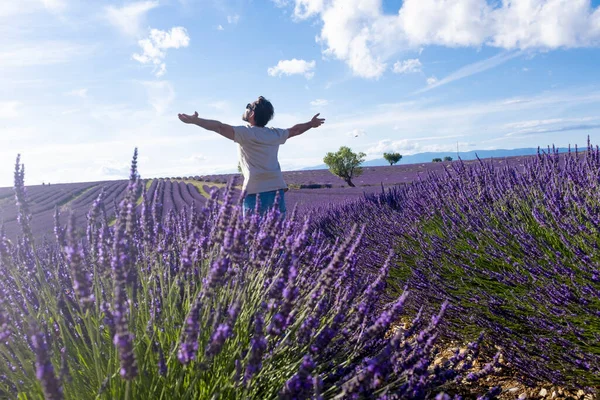 Bekymmerslös Manlig Turist Står Med Armarna Breda Utsträckt Mitt Lavendel — Stockfoto