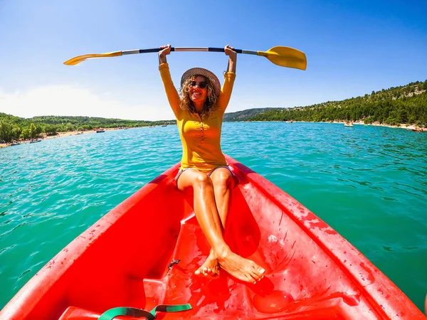 Mujer Caucásica Feliz Sosteniendo Remo Sentado Canoa Roja Lago Durante —  Fotos de Stock
