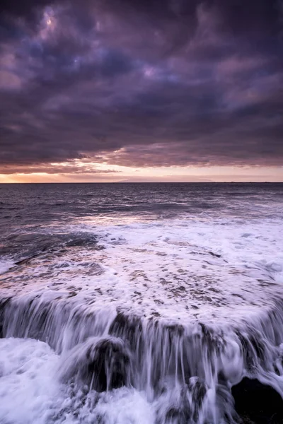 夕阳西下的沙滩上 大海与波浪相映成趣 — 图库照片