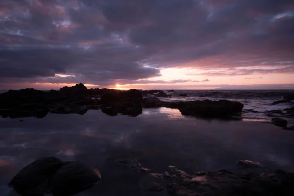 Sahilde Gün Batımı Manzarası Deniz Okyanusu Dalgalar Arka Planda — Stok fotoğraf
