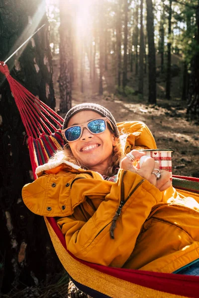 Portré Gyönyörű Mosolyog Élvezze Pihenést Szabadságot Szabadtéri Szabadidős Tevékenység Erdőben — Stock Fotó