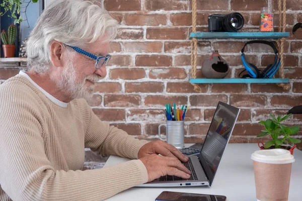 Профиль Пожилого Человека Просматривающего Содержимое Социальных Сетей Помощью Ноутбука Столе — стоковое фото