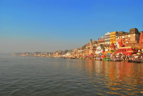 Indien. Staden Varanasi vid floden Ganges. — Stockfoto