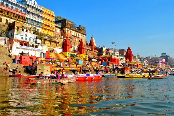 Indien. Byen Varanasi på floden Ganges . - Stock-foto