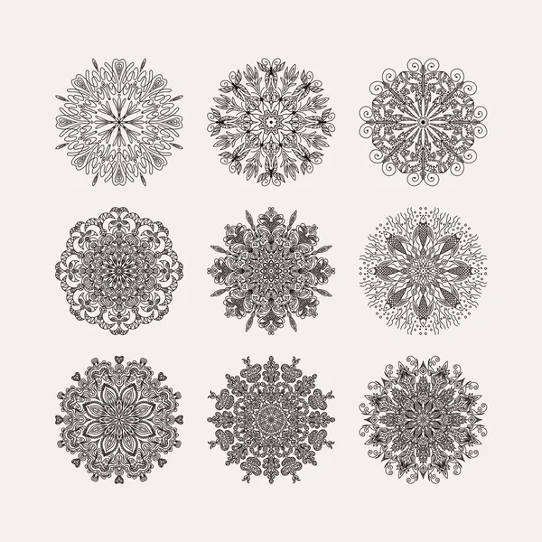 Conjunto de 9 patrón circular radial corazón flores copos de nieve en una w — Archivo Imágenes Vectoriales