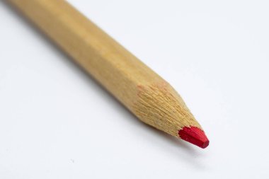 Lapiz de madera de color rojo