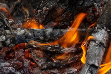 Yanan asküalarla barbekü hazırlama ateşi