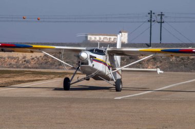 Uçak turbo pervanesi paraşütçüleri taşıyor.