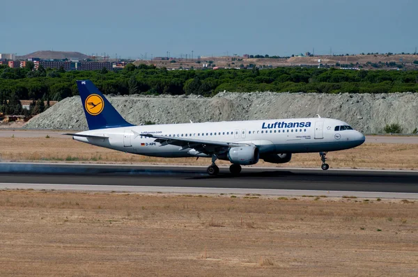 Lufthansa A320 Repülőgép Leszállás Madridban — Stock Fotó