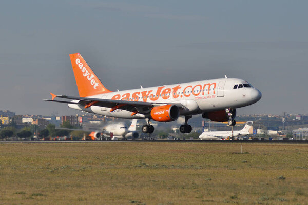 EasyJet A319 двухмоторный авиалайнер в коротком финале на посадку