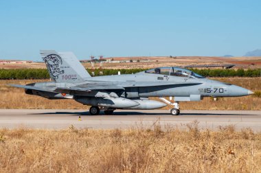 F-18 Hornet savaş uçağı kalkışa hazırlanıyor.