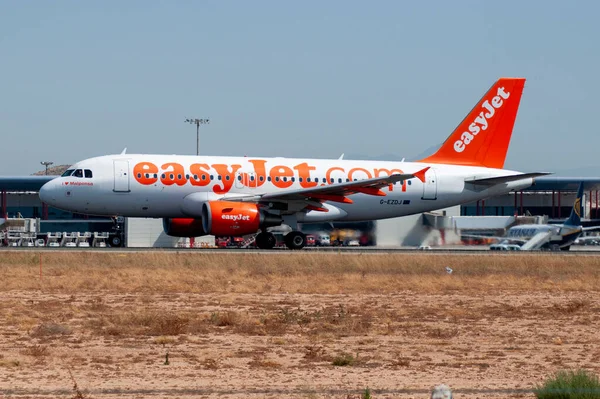 Easy Jet Airbus A319 Düşük Maliyetli Uçak Alicante Havaalanından Kalkıyor — Stok fotoğraf