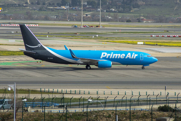 Самолет Amazon Prime Air Boeing 737 в аэропорту Мадрида