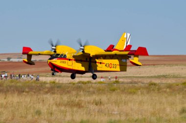 CL-415 amfibik itfaiye uçağı