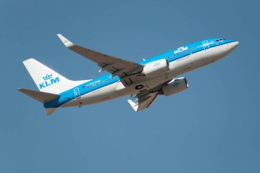 KLM Hollanda Kraliyet Havayolları Boeing 737 uçağı Madrid havaalanından kalkıyor.