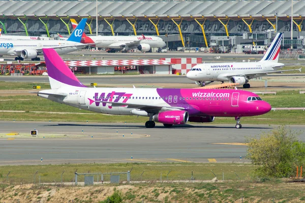 Airbus A320 Samolot Linii Lotniczej Wizz Air Kołowania Madrycie Barajas — Zdjęcie stockowe