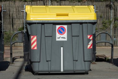 Sarı çöp geri dönüşüm kutusu