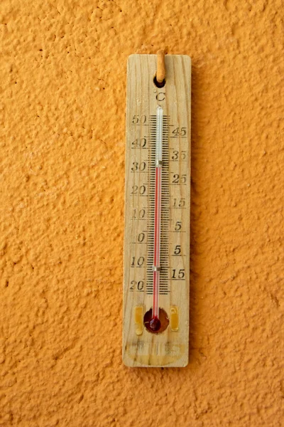 Starý Rtuťový Teploměr Visící Stěně Označující Vysokou Teplotu — Stock fotografie
