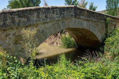Tajua nehri üzerindeki Tielmes 'teki eski taş köprü.
