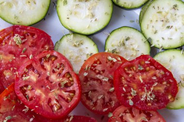 Dilimlenmiş kırmızı domates ve kabak dilimi barbekü için hazır.