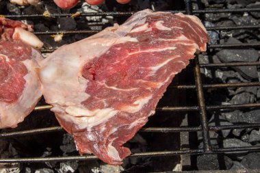 Barbekü için çiğ domuz eti.