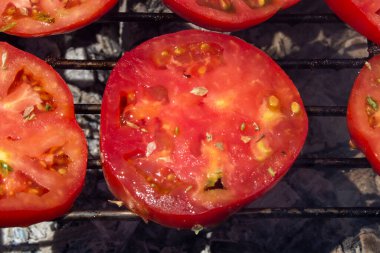 Izgarada domates dilimleri, vejetaryen yemekleri.