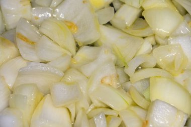 Soğan ve soğanlar pişirmeye hazır.