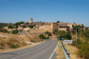 İspanya 'nın Segovia kentindeki Pedraza belediyesinin manzarası