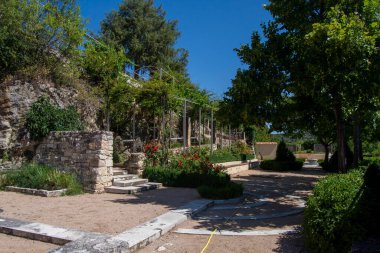 Segovia 'nın Pedraza belediyesindeki İmparatorluk Kartalı evinin bahçeleri.