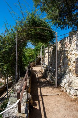 Segovia 'nın Pedraza belediyesindeki İmparatorluk Kartalı evinin bahçeleri.