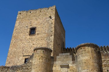 Segovia, Castilla y Leon 'daki tarihi Pedraza kasabasının kalesi.