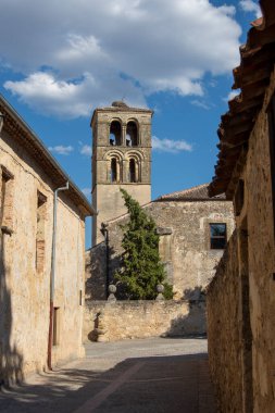 Tarihi Pedraza kasabasındaki San Juan Bautista Kilisesi