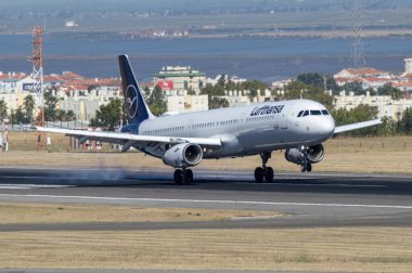 Alman havayolu şirketi Lufthansa 'nın Airbus A321-21-31 uçağı D-AIDH plakalı Lizbon havaalanında..