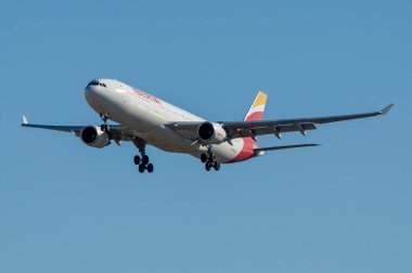 Madrid, İspanya - 20 Aralık 2024. Madrid Barajas Havaalanı. İberya Airbus A330 uzun mesafeli uçak AK-LUK ruhsatlı iniş yapıyor..