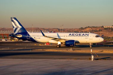 Madrid, İspanya - 27 Ekim 2025. Yunan havayolu şirketi Ege Havayolları 'nın Airbus A321neo uçağı Madrid Barajas havaalanında SX-NEM plakalı..
