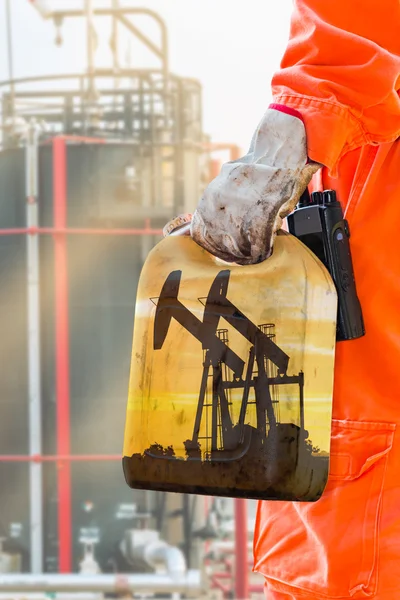 Podjęcia pobierania próbek ropy naftowej w zbiorniku. — Zdjęcie stockowe