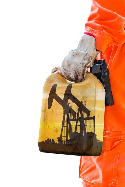Prendere il campione di petrolio greggio nel serbatoio di stoccaggio . — Foto Stock