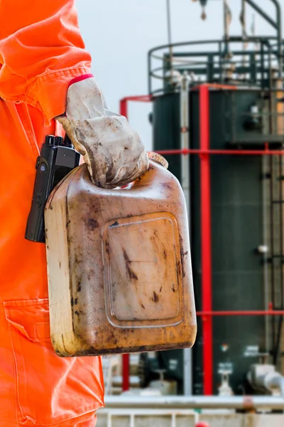 Recolher a amostra de petróleo bruto no tanque de armazenamento . — Fotografia de Stock