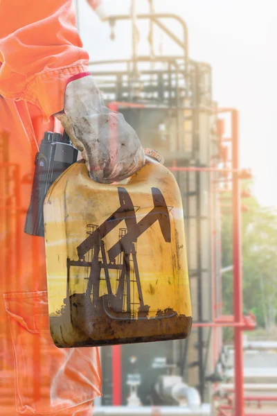 Recolher a amostra de petróleo bruto no tanque de armazenamento . — Fotografia de Stock