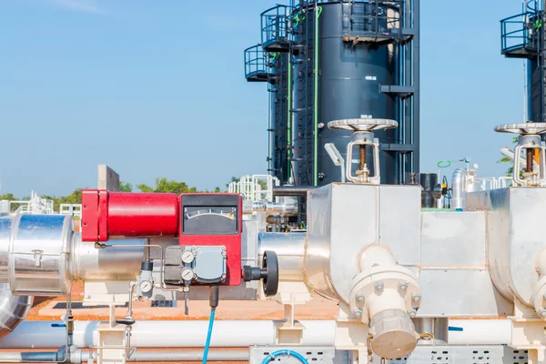 Válvula de portão instalar para controle de petróleo bruto com tanque . — Fotografia de Stock