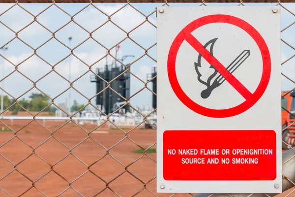 Индивидуальные знаки безопасности в нефтегазовой области — стоковое фото