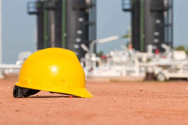 Жорсткий капелюх, який є обладнанням безпеки на нафтовому родовищі — стокове фото