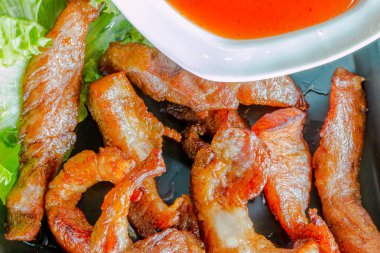 Domuz eti bir kurutulmuş ve kızarmış.